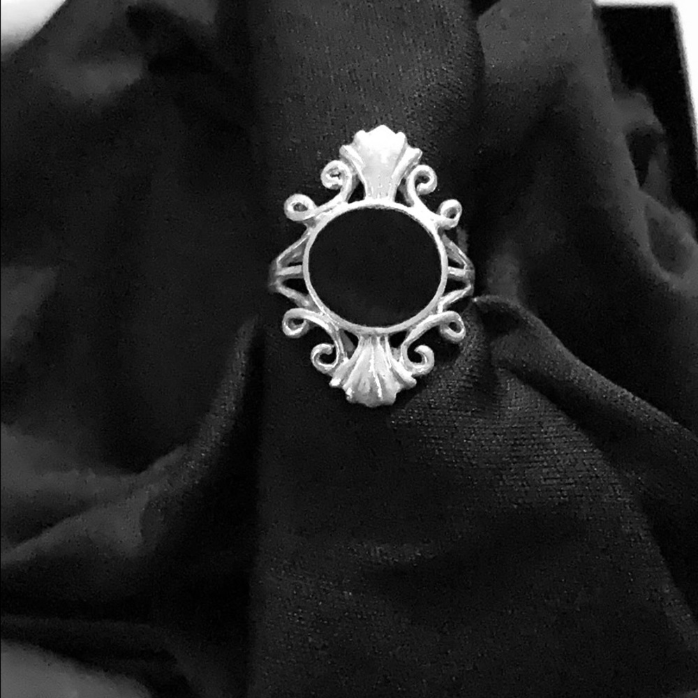 Sterling Silver Ring w Black Center Stone